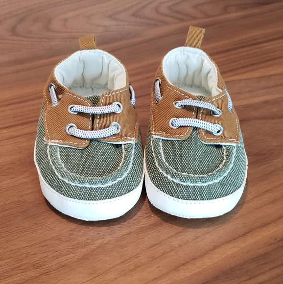 Carter's Shoes Nwot Super Cute Green And Brown Baby Boat Shoes